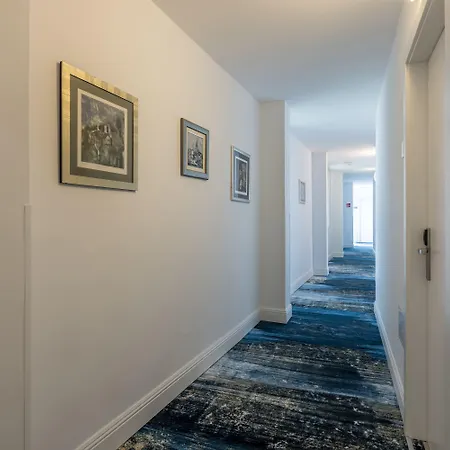 Annex Building Of Art 3* スプリト