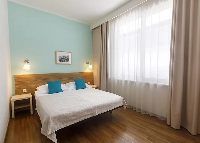 Annex Building Of Art Σπλιτ