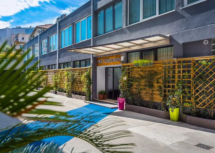 Annex Building Of Art Σπλιτ